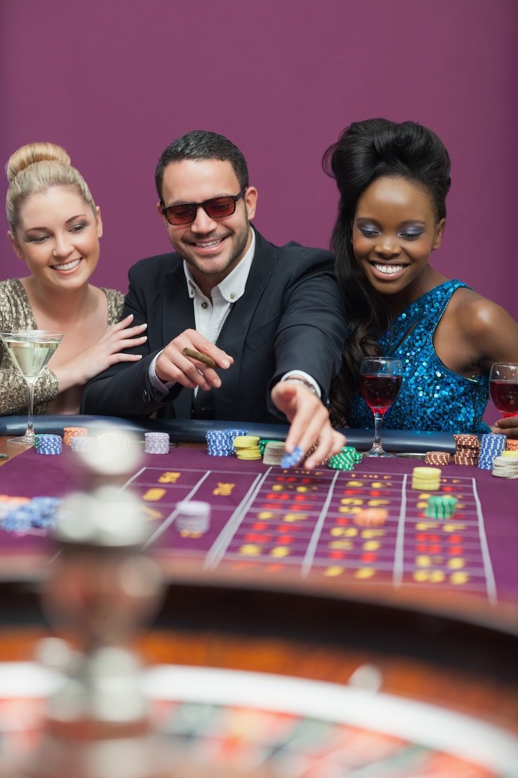 Dealer langsung twich di studio profesional menyiapkan kartu Texas Hold'em Bonus